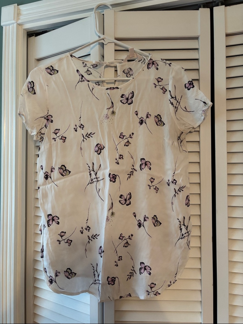 LC Lauren Conrad White Butterfly & Floral Short Sleeve Blouse